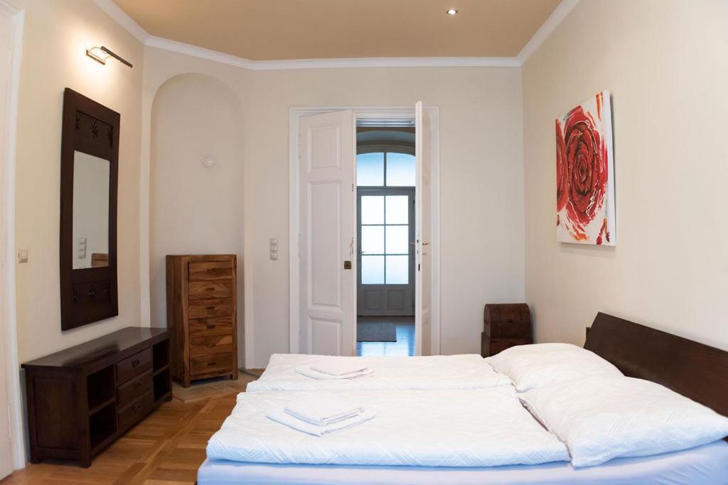 Velky Apartman Bratislava Buitenkant foto