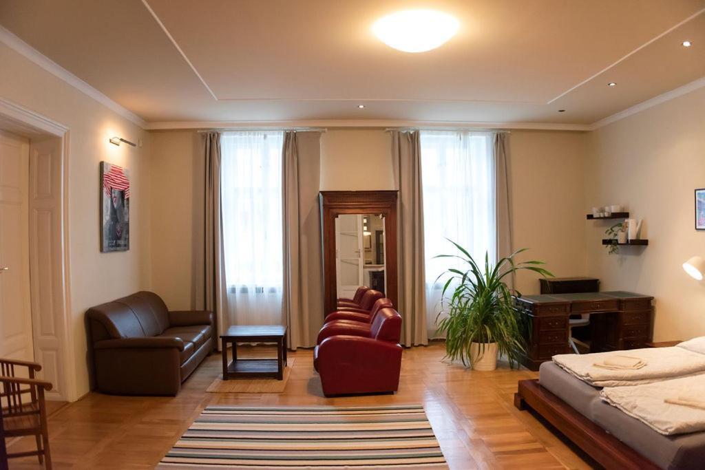 Velky Apartman Bratislava Buitenkant foto
